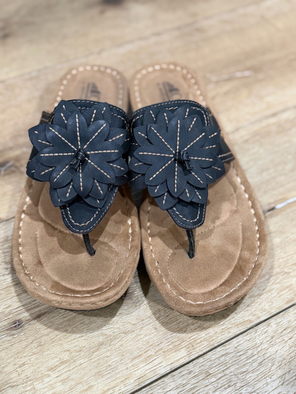 Cliffs by White Mountain Size 8.5 Flower‎ sandals women wedge thong